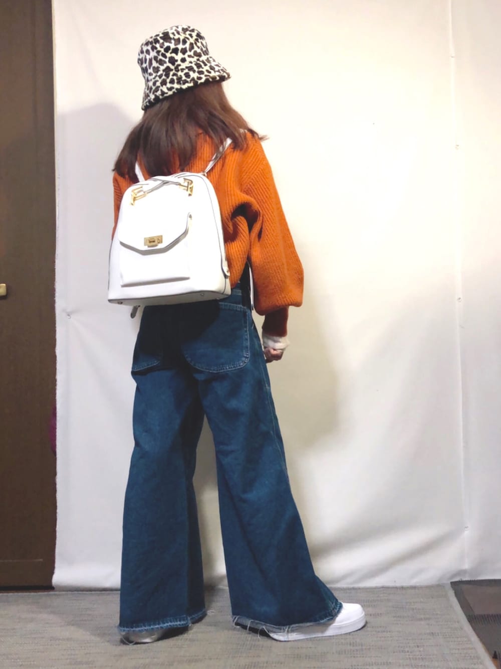 「オトナカジュアル、シンプル、デニムコーデ、SOMETHING、ワイドデニム、ショートニット、オレンジニット、エアフォースワン、白スニーカー、レオパード柄、バケットハット、2WAYﾊﾞｯｸﾞ、低身長」｜「tiptopの2021AW 衿付きショートニットカーディガン（ニット/セーター、オレンジ系）」を使った、kaop🐣さん（レディース・150cm）の冬コーディネートの2枚目の写真