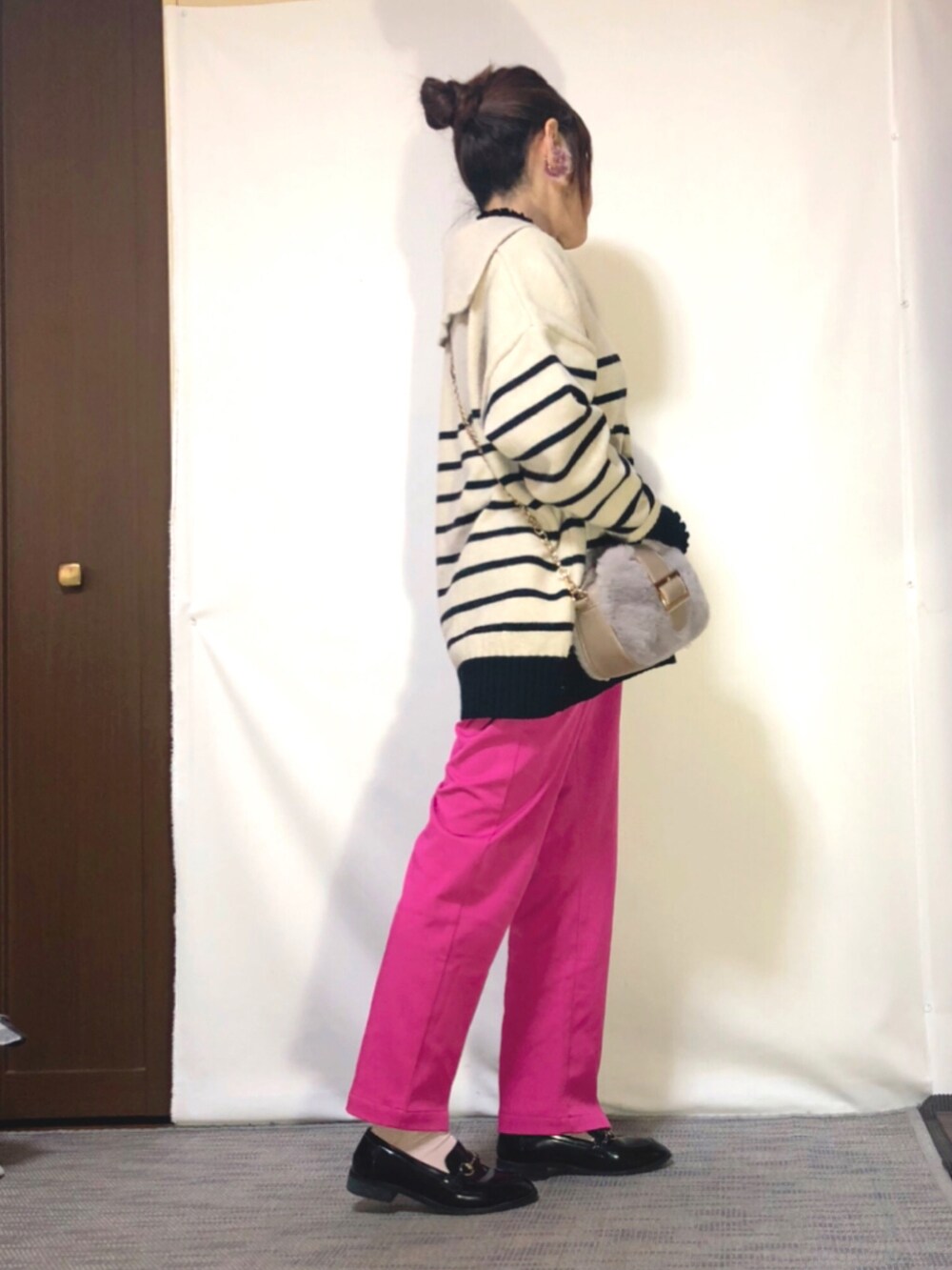 ベージュ系のニット/セーター、ブラック系のニット/セーター、ピンク系のその他パンツを着用したレディースの冬コーディネートの2枚目の写真