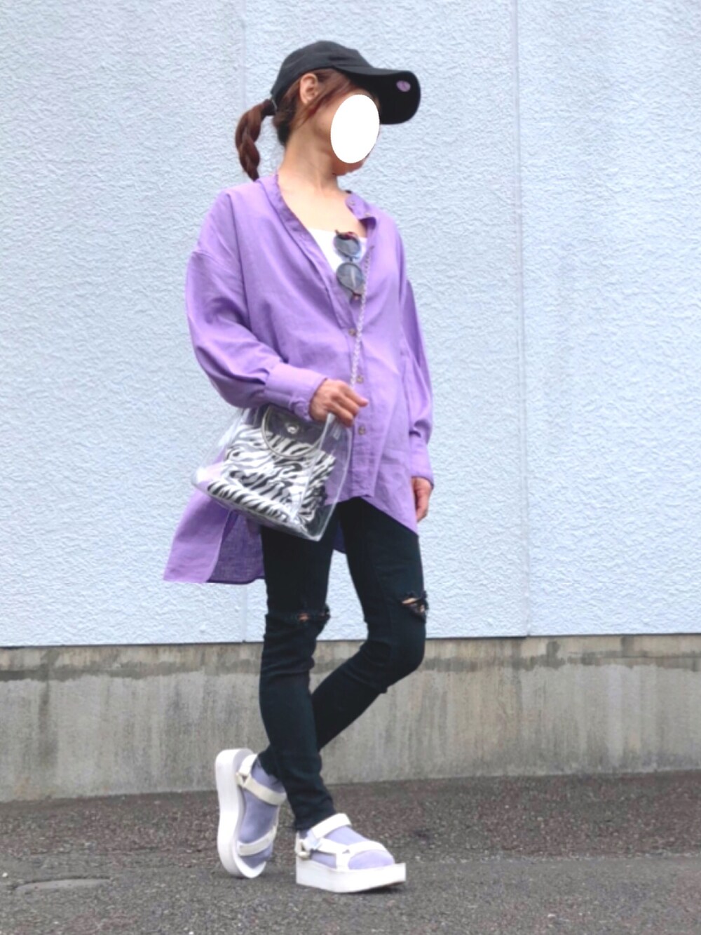 パープル系のシャツ/ブラウス、ブラック系のデニムパンツ、ホワイト系のサンダルを着用したレディースの夏コーディネートの4枚目の写真