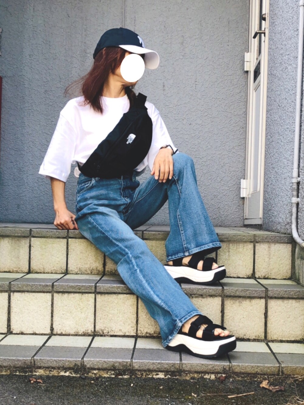 「夏のTシャツフェス、夏だ！Tシャツ着よう！、王道スタイル、デニムコーデ、シンプル、カジュアル、白Tシャツ、フレアデニム、THE NORTH FACE、ウエストポーチ斜め掛け、厚底サンダル、スポーツサンダル、キャップ、NEW ERA、低身長」｜「NEW ERAのアイテム（キャップ、その他）」を使った、kaop🐣さん（レディース・150cm）の夏コーディネートの3枚目の写真