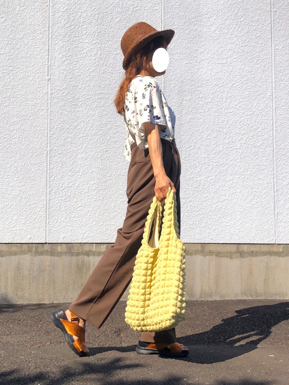 ホワイト系のシャツ/ブラウス、ブラウン系のその他パンツ、イエロー系のサンダルを着用したレディースの夏コーディネートの3枚目の写真