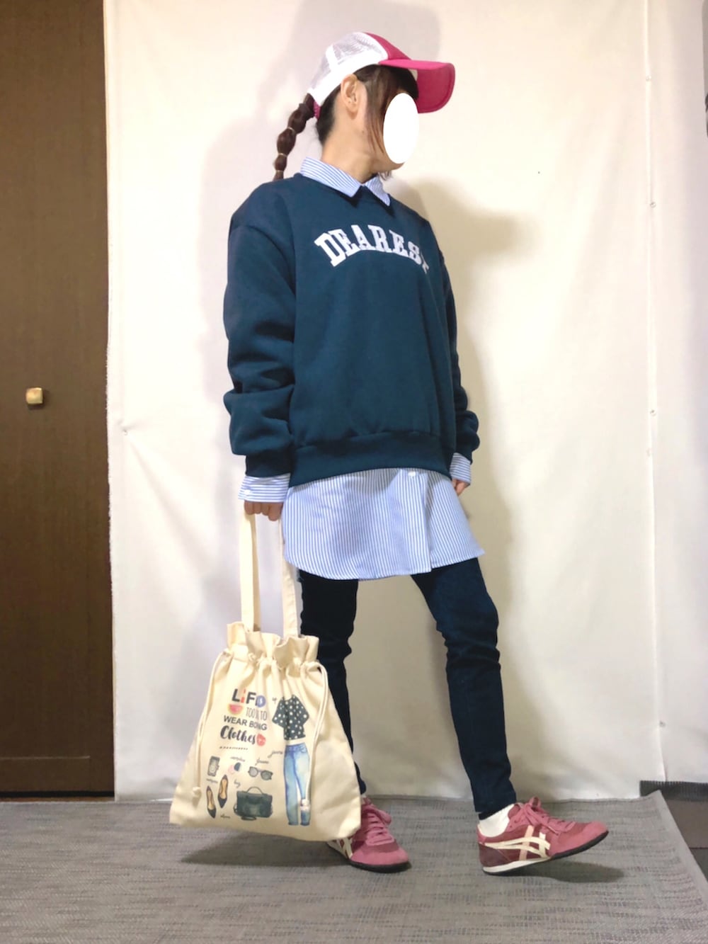 「春コーデ、カジュアル、ワンマイルウェア、メンズライク女子、レイヤード、ロゴスウェット、ウルトラストレッチレギンスパンツ、ストライプシャツ、ビッグシルエットシャツ、Onitsuka Tiger、スニーカー、キャップ、ピンク×ネイビー、低身長、春服みてみて」｜「THE NORTH FACEのTHE NORTH FACE/キッズロゴメッシュキャップ（キャップ、ピンク系）」を使った、kaop🐣さん（レディース・150cm）の春コーディネートの2枚目の写真