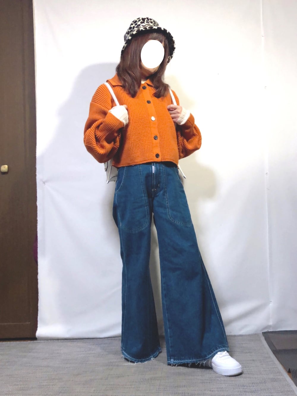 「オトナカジュアル、シンプル、デニムコーデ、SOMETHING、ワイドデニム、ショートニット、オレンジニット、エアフォースワン、白スニーカー、レオパード柄、バケットハット、2WAYﾊﾞｯｸﾞ、低身長」｜「tiptopの2021AW 衿付きショートニットカーディガン（ニット/セーター、オレンジ系）」を使った、kaop🐣さん（レディース・150cm）の冬コーディネートの3枚目の写真