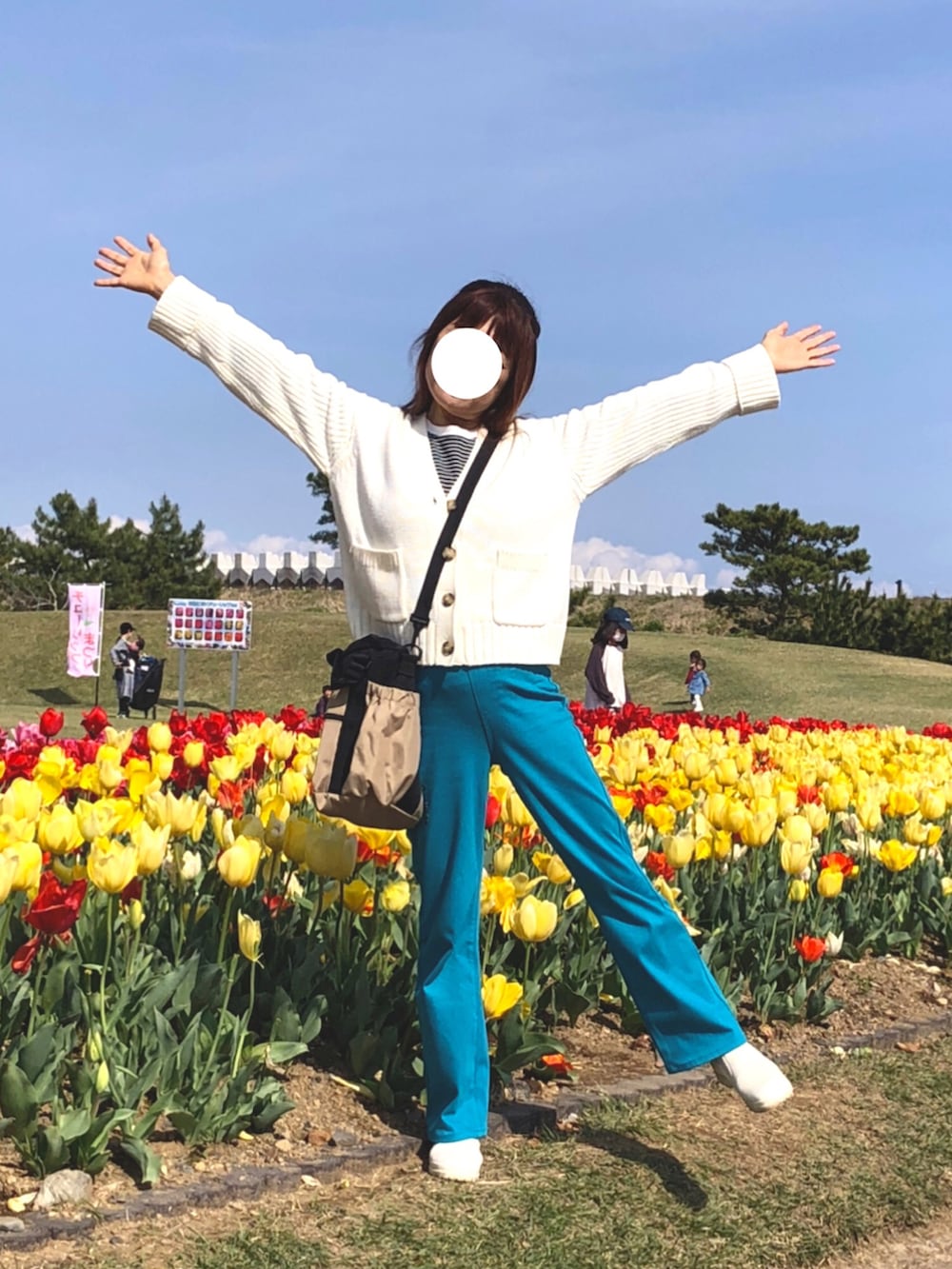 「チューリップ、カジュアル、シンプル、白カーディガン、ボーダー、レギンスパンツ、フレアパンツ、カラーパンツ、青パンツ、2WAYﾊﾞｯｸﾞ、メッシュバッグ、低身長」｜「anap mimpiのピンボーダーリンガートップス（Tシャツ/カットソー、ブラック系）」を使った、kaop🐣さん（レディース・150cm）の春コーディネートの3枚目の写真