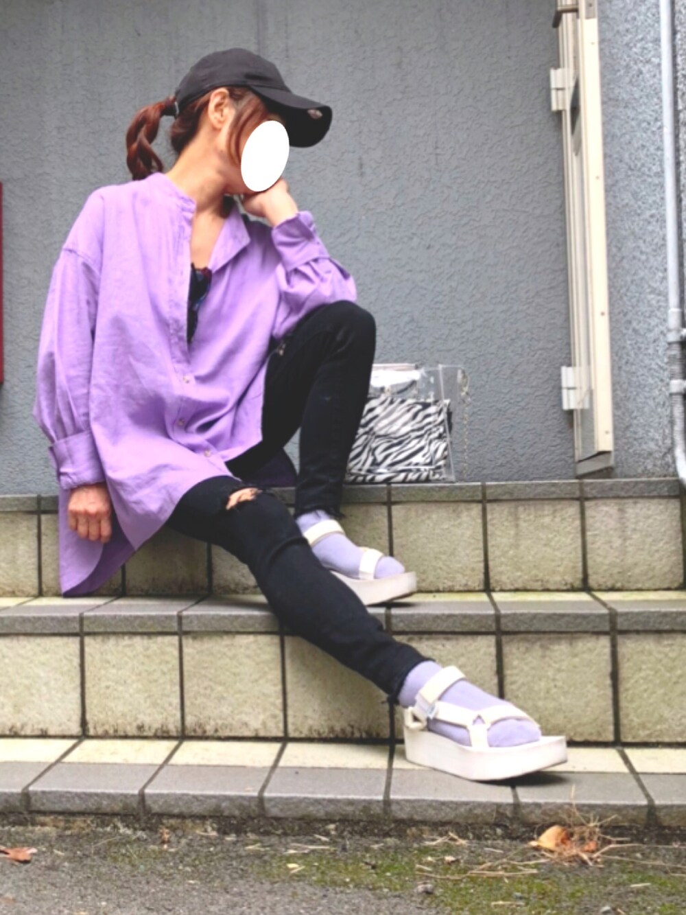 パープル系のシャツ/ブラウス、ブラック系のデニムパンツ、ホワイト系のサンダルを着用したレディースの夏コーディネートの2枚目の写真