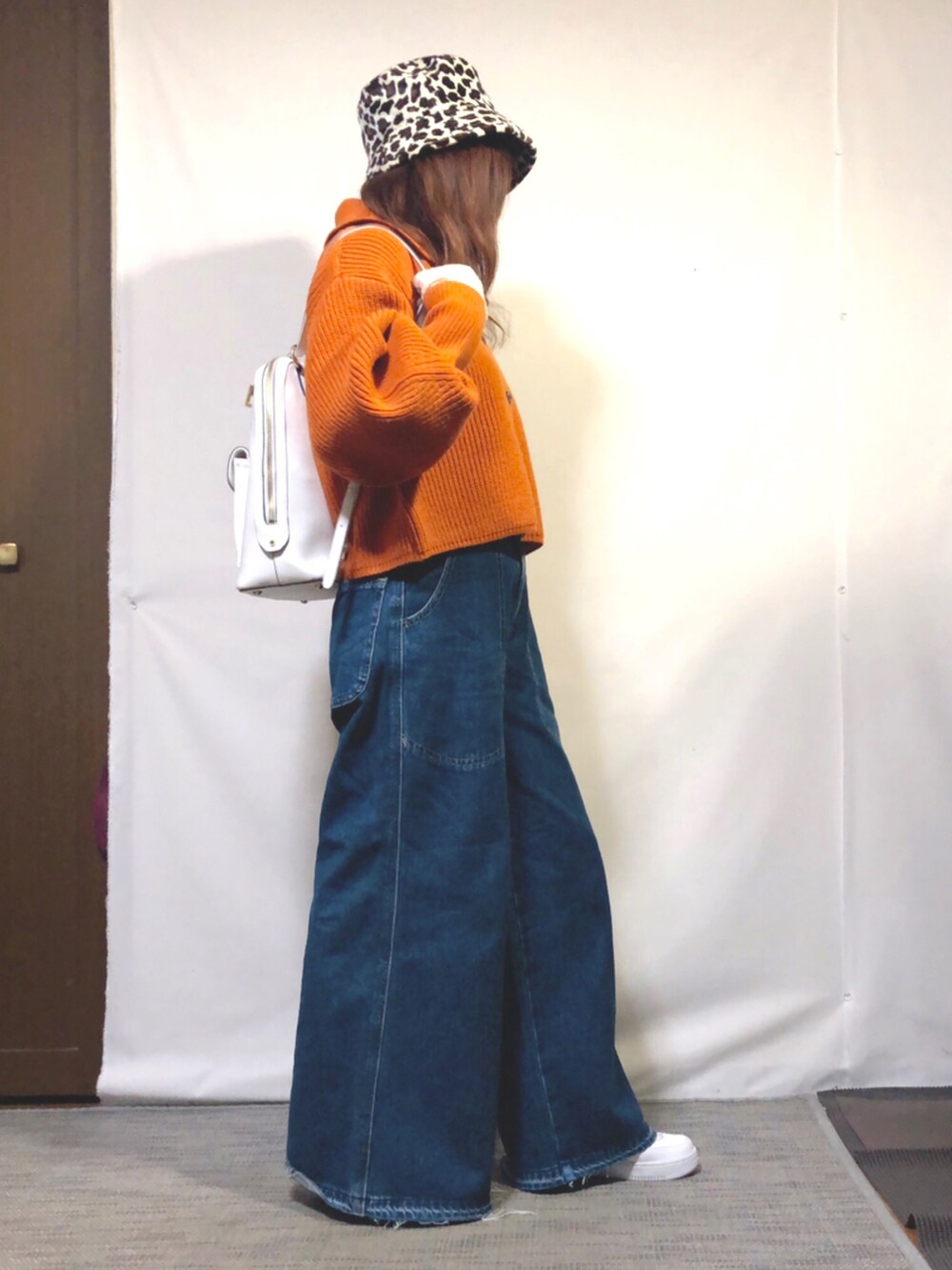 「オトナカジュアル、シンプル、デニムコーデ、SOMETHING、ワイドデニム、ショートニット、オレンジニット、エアフォースワン、白スニーカー、レオパード柄、バケットハット、2WAYﾊﾞｯｸﾞ、低身長」｜「tiptopの2021AW 衿付きショートニットカーディガン（ニット/セーター、オレンジ系）」を使った、kaop🐣さん（レディース・150cm）の冬コーディネートの4枚目の写真