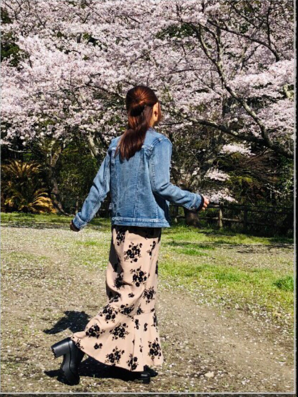 「きれいめカジュアル、オトナ女子、ロングスカート、マーメイドスカート、チャイナニット、デニムジャケット、ショートブーツ、お花見コーデ、好きな服を好きなように着る🐷💕、好きな服を着隊」｜「MURUAのチャイナタイトニット（ニット/セーター、ブラック系）」を使った、kaop🐣さん（レディース・150cm）の春コーディネートの4枚目の写真