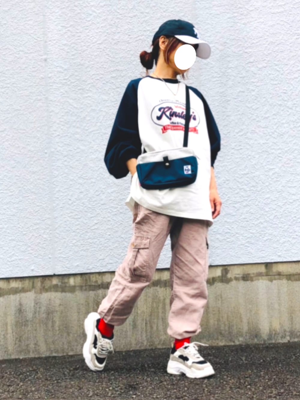 ブルー系のTシャツ/カットソー、ピンク系のカーゴパンツ、ブラック系のスニーカーを着用したレディースの夏コーディネートの2枚目の写真