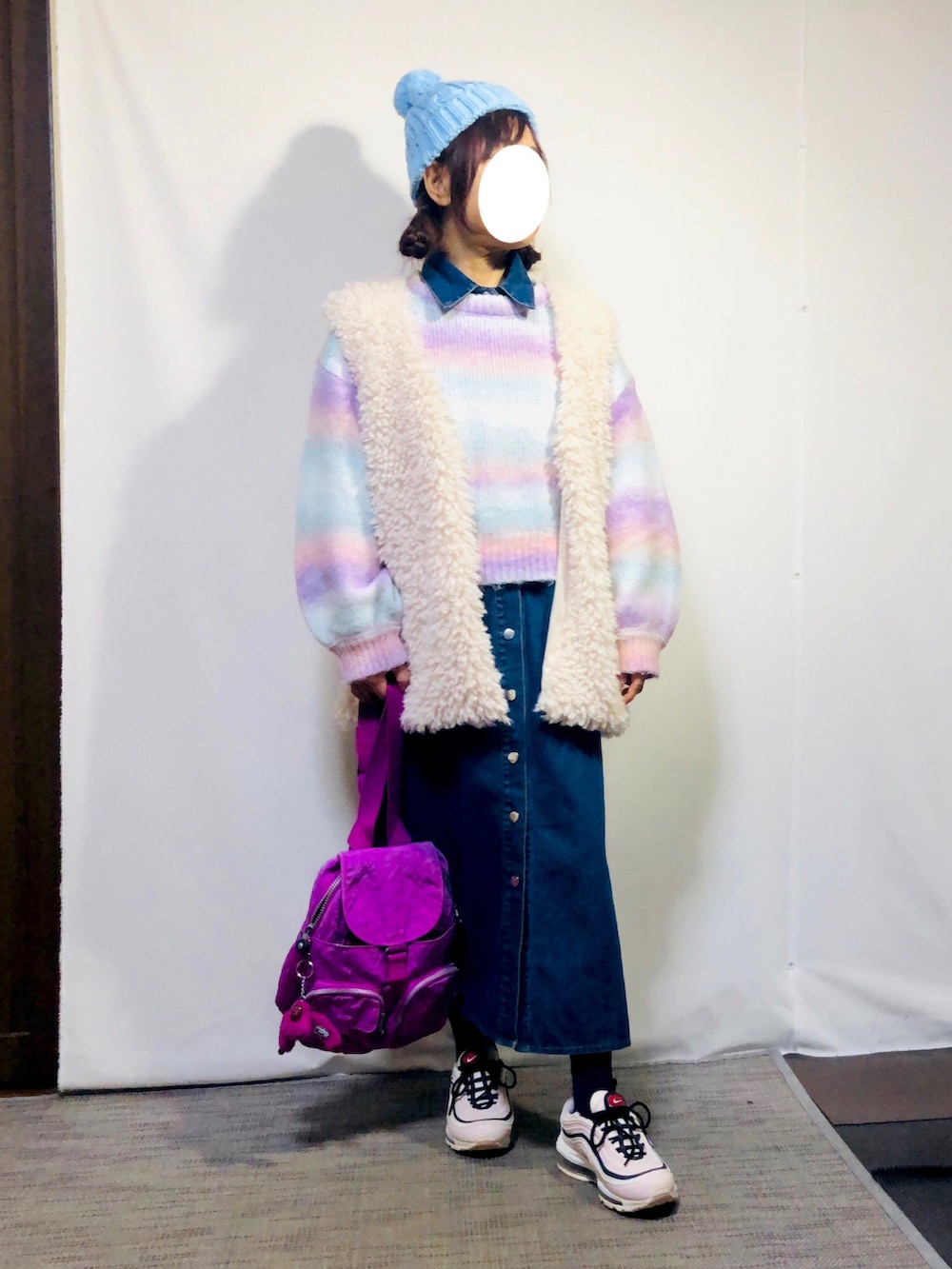 「冬コーデ、オトナカジュアル、オトナガーリー、レイヤード、デニムワンピース、グラデーションニット、ファーベスト、エアマックス97、ニット帽、キプリング、低身長、好きな服を好きなように着る🐷💕、好きな服を着隊」｜「no brandのアイテム（ニットキャップ/ビーニー、ブルー系）」を使った、kaop🐣さん（レディース・150cm）の冬コーディネートの2枚目の写真