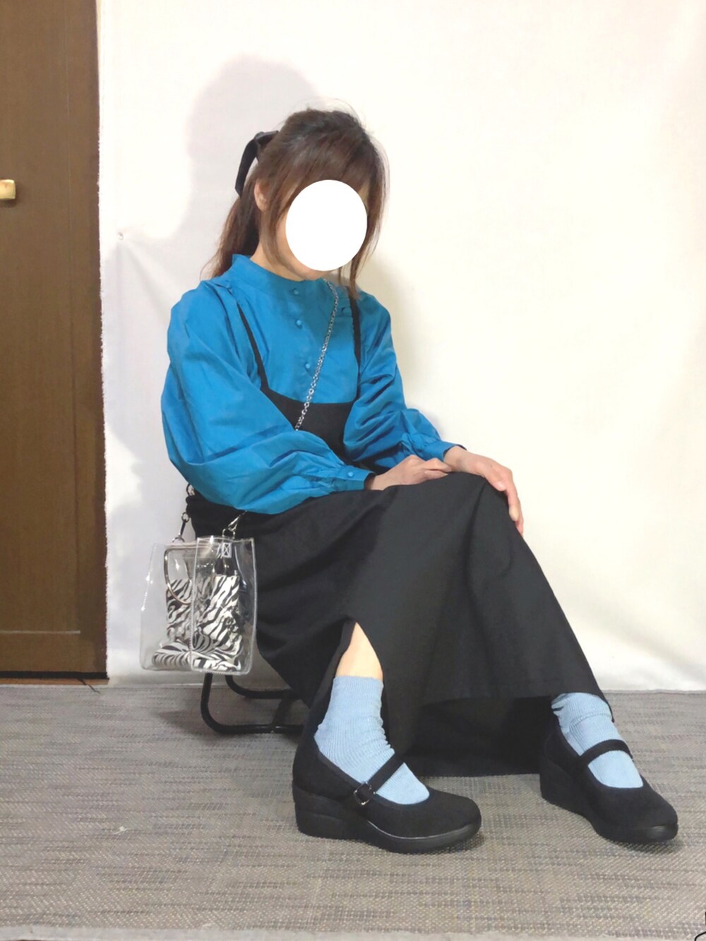 「春コーデ、ジャンスカコーデ、シンプル、きれいめカジュアル、B:MING by BEAMS、ジャンバースカート、バックリボン、ブラウス、ボリューム袖、パンプス×靴下、クリアバッグ、ゼブラ柄、低身長、ごきげんウィーク」｜「chocol raffine robeのアイテム（シャツ/ブラウス、ブルー系）」を使った、kaop🐣さん（レディース・150cm）の春コーディネートの4枚目の写真