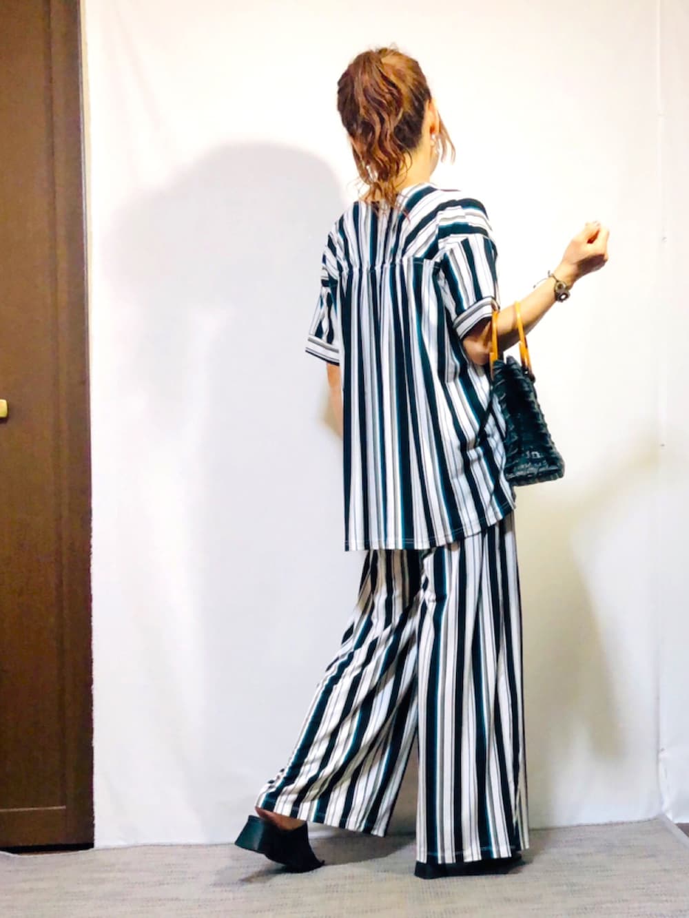 「夏コーデ、セットアップ、オトナ女子、オトナカジュアル、シンプル、楽ちんスタイル、AZUL by moussy、柄×柄、ストライプ、ワイドパンツ、イージーパンツ、ミュール、ピアス、ポニーテール、低身長」|「AZUL by moussyのアイテム(Tシャツ/カットソー、その他)」を使った、kaop🐣さん(レディース・150cm)の夏コーディネートの3枚目の写真