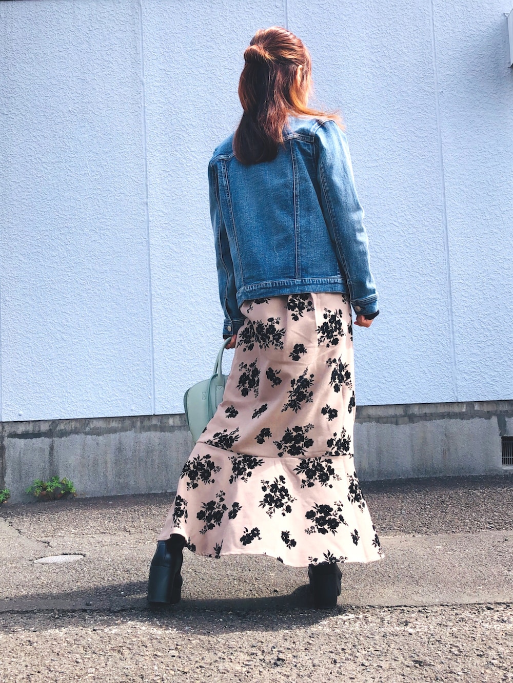 「きれいめカジュアル、オトナ女子、ロングスカート、マーメイドスカート、チャイナニット、デニムジャケット、ショートブーツ、お花見コーデ、好きな服を好きなように着る🐷💕、好きな服を着隊」｜「MURUAのチャイナタイトニット（ニット/セーター、ブラック系）」を使った、kaop🐣さん（レディース・150cm）の春コーディネートの3枚目の写真
