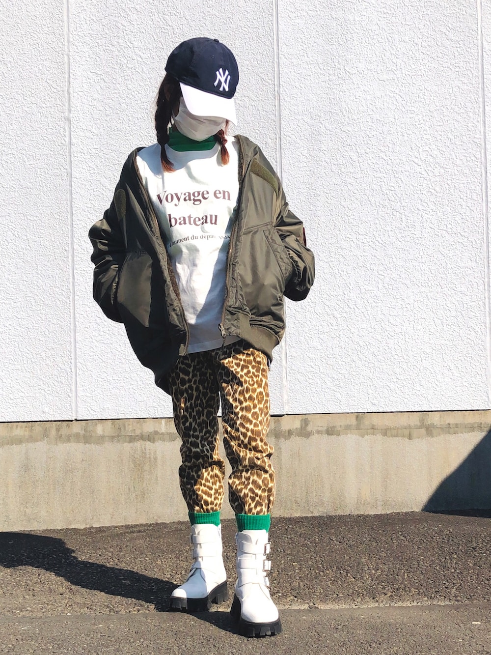 グリーン系のMA-1、ホワイト系のTシャツ/カットソー、グリーン系のTシャツ/カットソーを着用したレディースの冬コーディネートの2枚目の写真