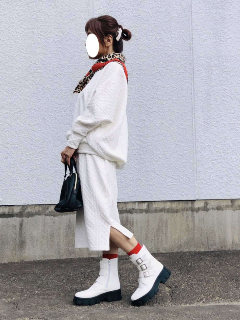 ホワイト系のTシャツ/カットソー、ホワイト系のスカート、ホワイト系のブーツを着用したレディースの秋コーディネートの2枚目の写真