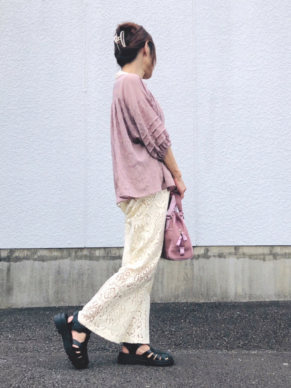 「きれいめカジュアル、オトナ女子、着回しコーデ、シア―ブラウス、ボーダートップス、ノースリーブトップス、レースパンツ、グルカサンダル、ボストンバッグ、低身長、初秋コーデ」｜「Futier landのボーダールーズノースリーブトップス（Tシャツ/カットソー、ベージュ系）」を使った、kaop🐣さん（レディース・150cm）の秋コーディネートの2枚目の写真