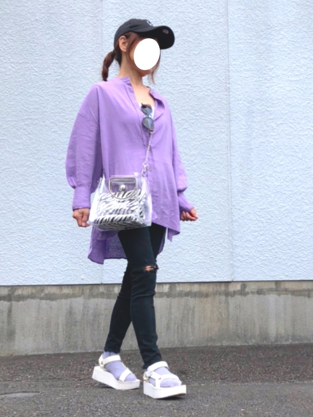 パープル系のシャツ/ブラウス、ブラック系のデニムパンツ、ホワイト系のサンダルを着用したレディースの夏コーディネートの3枚目の写真