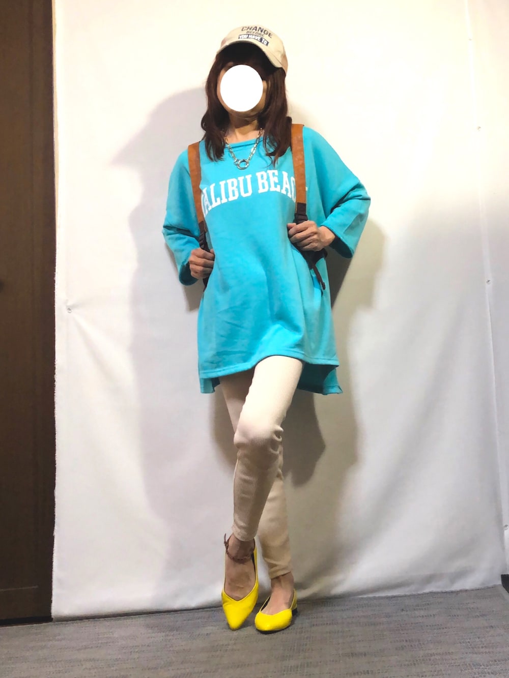 「カジュアル、ワンマイルウェア、スポーティ、ボーイッシュ、楽ちんスタイル、カラフルコーデ、ロゴプリント、オーバーサイズ、レギンス、サンダル、リュック、キャップ、低身長、初夏コーデ」｜「anap mimpiのガーゼ裏毛カットオフプリントプルオーバー（Tシャツ/カットソー、ブルー系）」を使った、kaop🐣さん（レディース・150cm）の春コーディネートの2枚目の写真