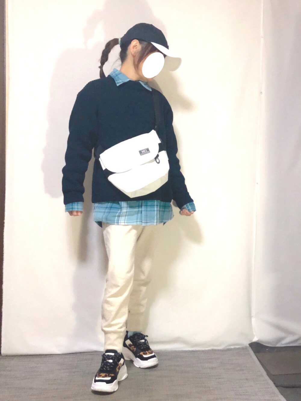 「ワンマイルコーデ、メンズライク、UNIQLO、GU、プチプラ、クルーネックニット、フランネルシャツ、チェックシャツ、ジョガーパンツ、ダッドスニーカー、メッセンジャーバッグ、MEI、NEW ERA、低身長、好きな服を好きなように着る🐷💕」｜「NEW ERAのアイテム（キャップ、その他）」を使った、kaop🐣さん（レディース・150cm）の春コーディネートの2枚目の写真