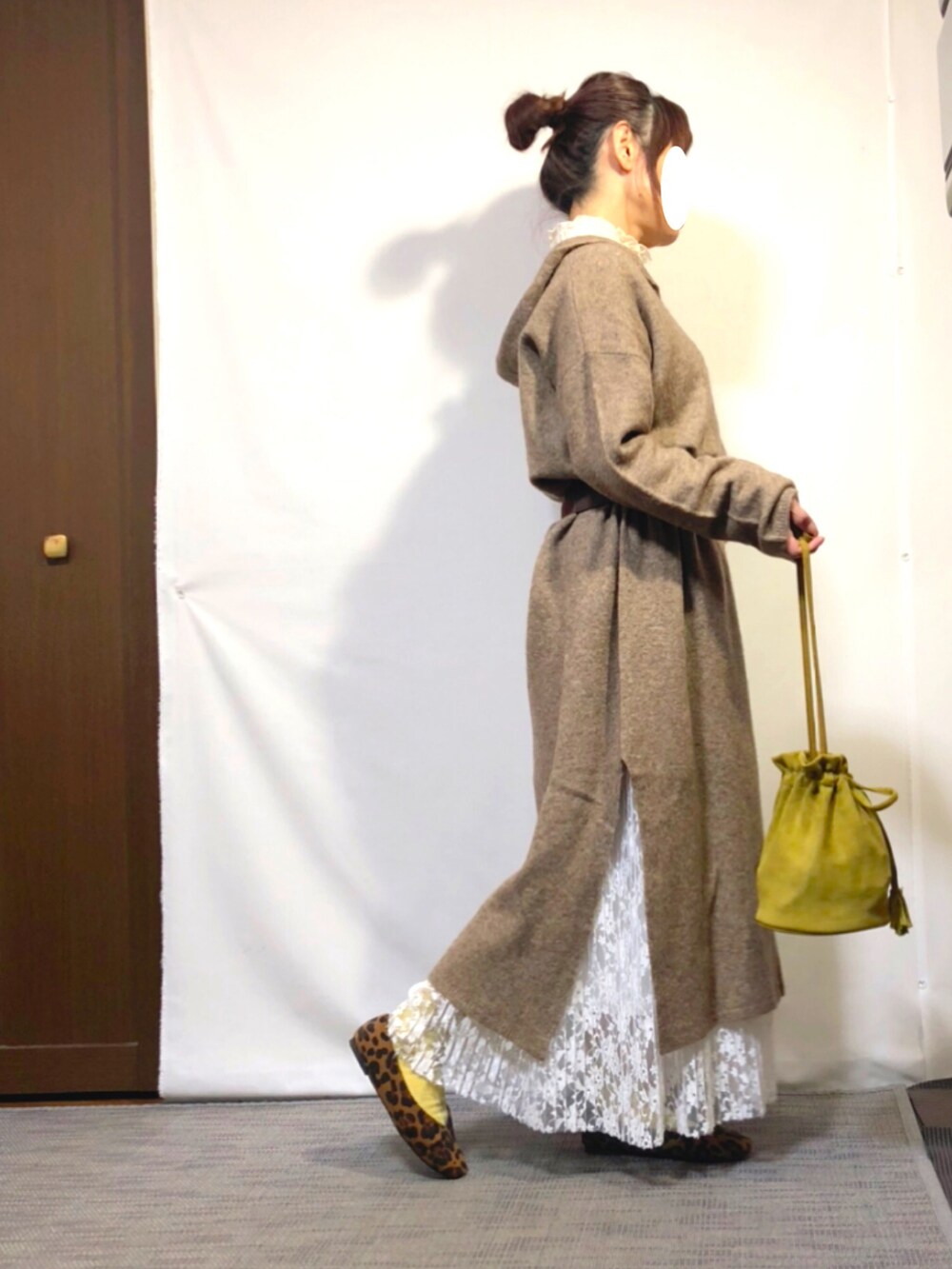 ベージュ系のワンピース、ホワイト系のシャツ/ブラウス、ホワイト系のスカートを着用したレディースの冬コーディネートの2枚目の写真