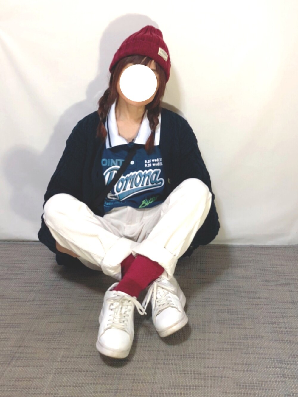 「カジュアル、ニット帽、ショルダーバッグ、ワンマイルウェア、コーデュロイパンツ、白スニーカー、プチプラ、ロゴプリント、レザースニーカー、赤い靴下、低身長、CHUMS、ビッグポロ、ワンマイルコーデ、カーディガン」|「DAISOのアイテム(ニットキャップ/ビーニー、レッド系)」を使った、kaop🐣さん(レディース・150cm)の冬コーディネートの2枚目の写真