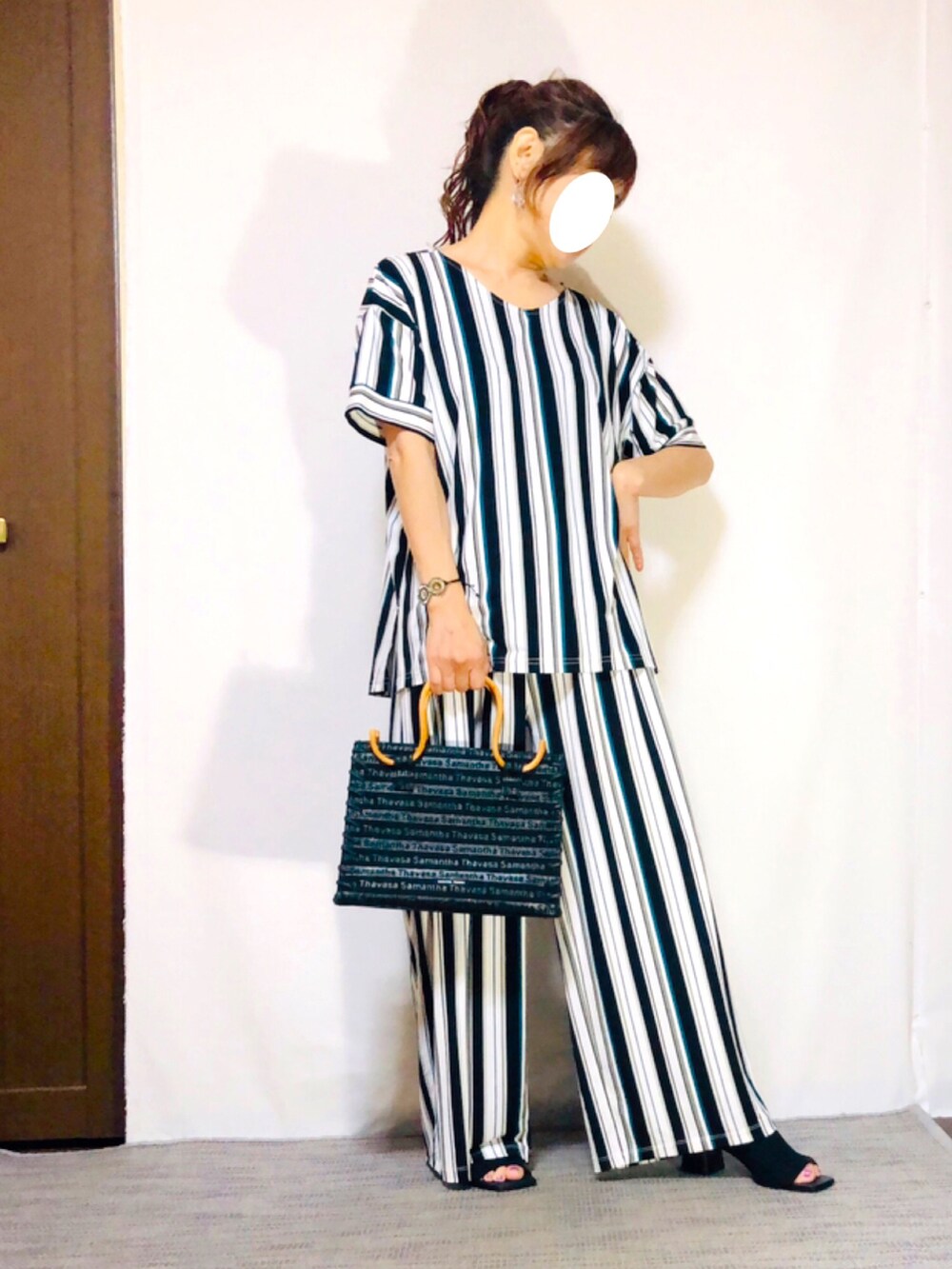 「夏コーデ、セットアップ、オトナ女子、オトナカジュアル、シンプル、楽ちんスタイル、AZUL by moussy、柄×柄、ストライプ、ワイドパンツ、イージーパンツ、ミュール、ピアス、ポニーテール、低身長」|「AZUL by moussyのアイテム(Tシャツ/カットソー、その他)」を使った、kaop🐣さん(レディース・150cm)の夏コーディネートの2枚目の写真