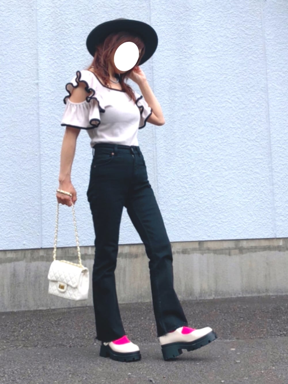 ベージュ系のニット/セーター、ブラック系のデニムパンツ、ホワイト系のドレスシューズを着用したレディースの夏コーディネートの3枚目の写真