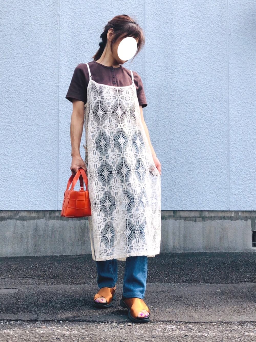 ホワイト系のワンピース、ブラウン系のTシャツ/カットソー、ブルー系のデニムパンツを着用したレディースの秋コーディネートの2枚目の写真