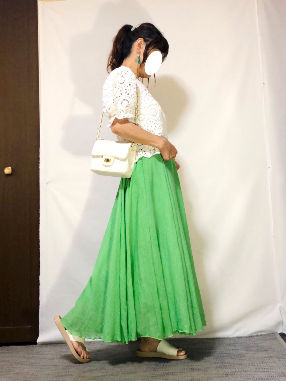 ホワイト系のシャツ/ブラウス、グリーン系のスカート、ホワイト系のサンダルを着用したレディースの夏コーディネートの2枚目の写真