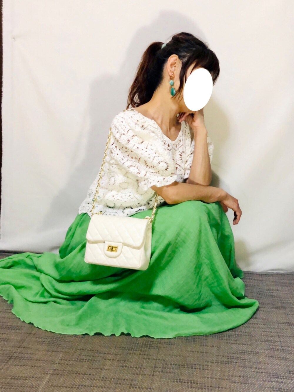 ホワイト系のシャツ/ブラウス、グリーン系のスカート、ホワイト系のサンダルを着用したレディースの夏コーディネートの3枚目の写真