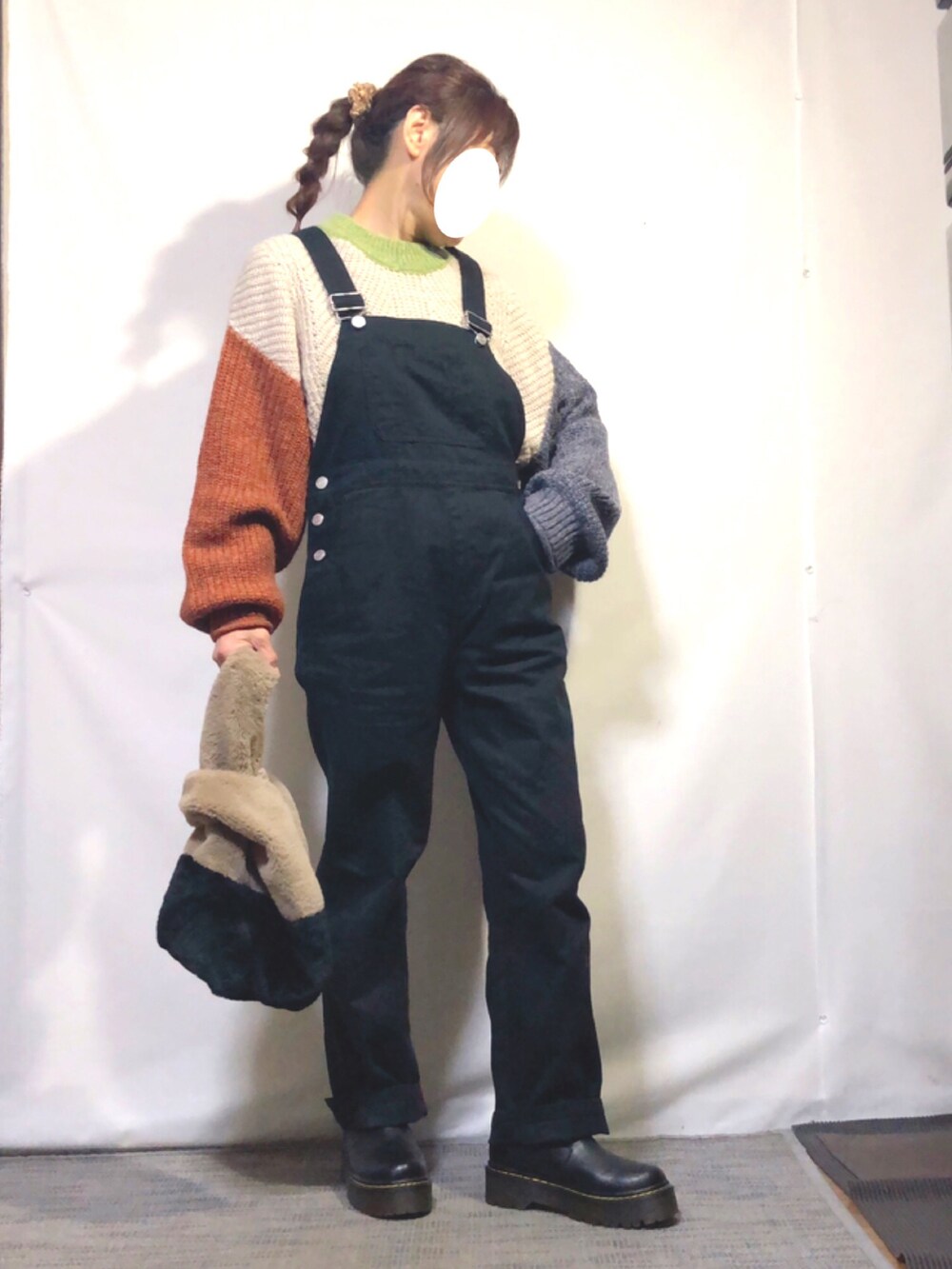 その他のニット/セーター、ブラック系のサロペット/オーバーオール、ブラック系のブーツを着用したレディースの冬コーディネートの2枚目の写真