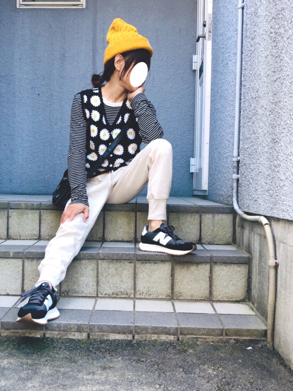 ブラック系のTシャツ/カットソー、ブラック系のベスト、ホワイト系のスウェットパンツを着用したレディースの秋コーディネートの2枚目の写真