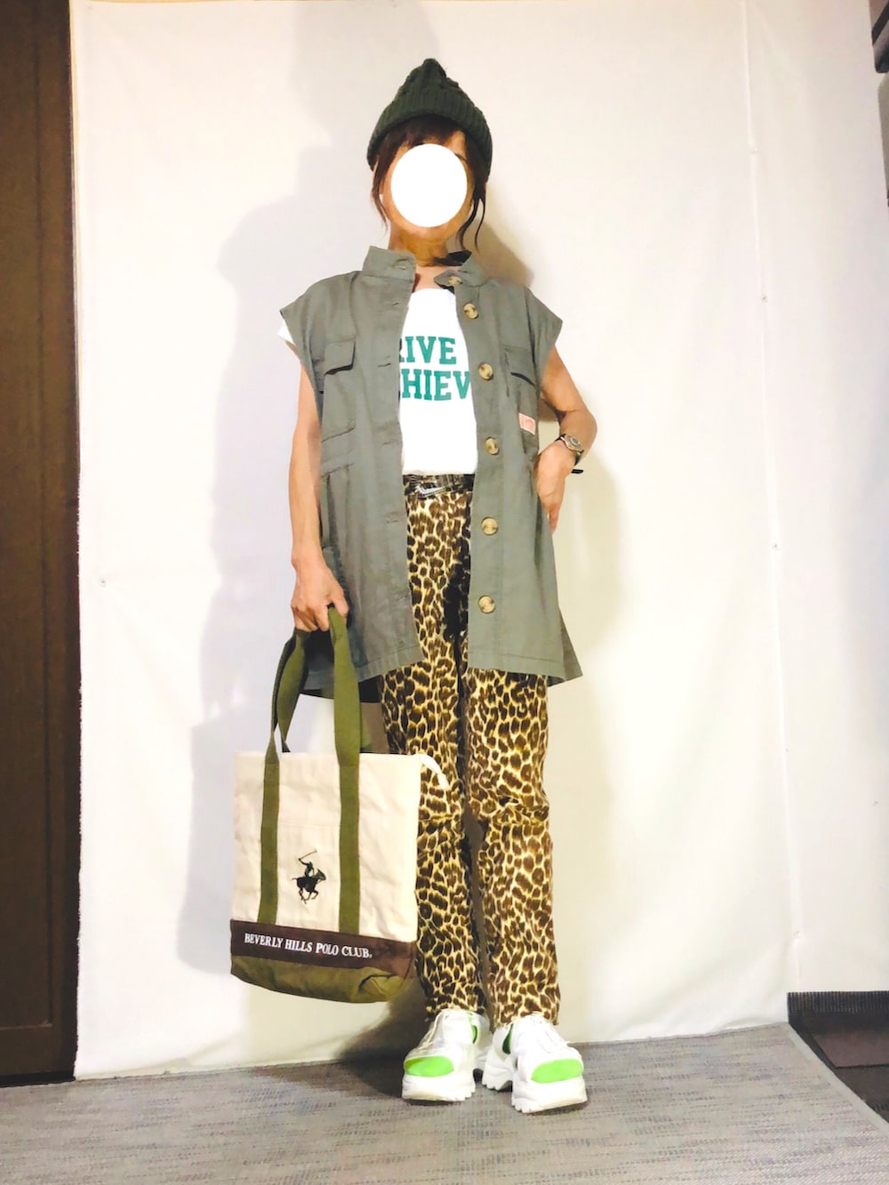 「ミリタリー、メンズライク、ミリタリーベスト、ロゴベスト、CIMARRON、柄パンツ、厚底サンダル、サンダルに靴下、カラーソックス、トートバッグ、ニット帽、低身長、夏秋ミックス」|「Javaの《JaVa ジャバコラボ》即、お洒落!スタンドカラーミリタリーベスト(ベスト、グリーン系)」を使った、kaop🐣さん(レディース・150cm)の秋コーディネートの2枚目の写真