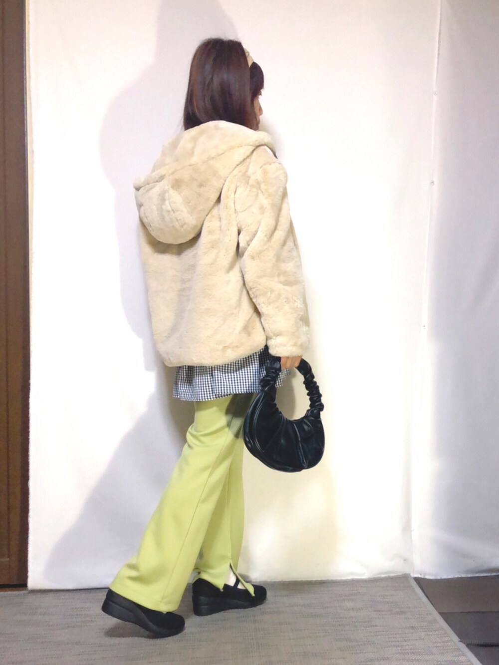 「ほめられ本命コーデ、あったかコーデ、パンツスタイル、プチプラ、ZARA、フェイクファー、ファージャケット、チュニック、ギンガムチェック、フレアパンツ、カラーパンツ、クロワッサンバッグ、ヘアバンド、低身長、好きな服を好きなように着る🐷💕」｜「ZARAのアイテム（その他アウター、ベージュ系）」を使った、kaop🐣さん（レディース・150cm）の冬コーディネートの3枚目の写真