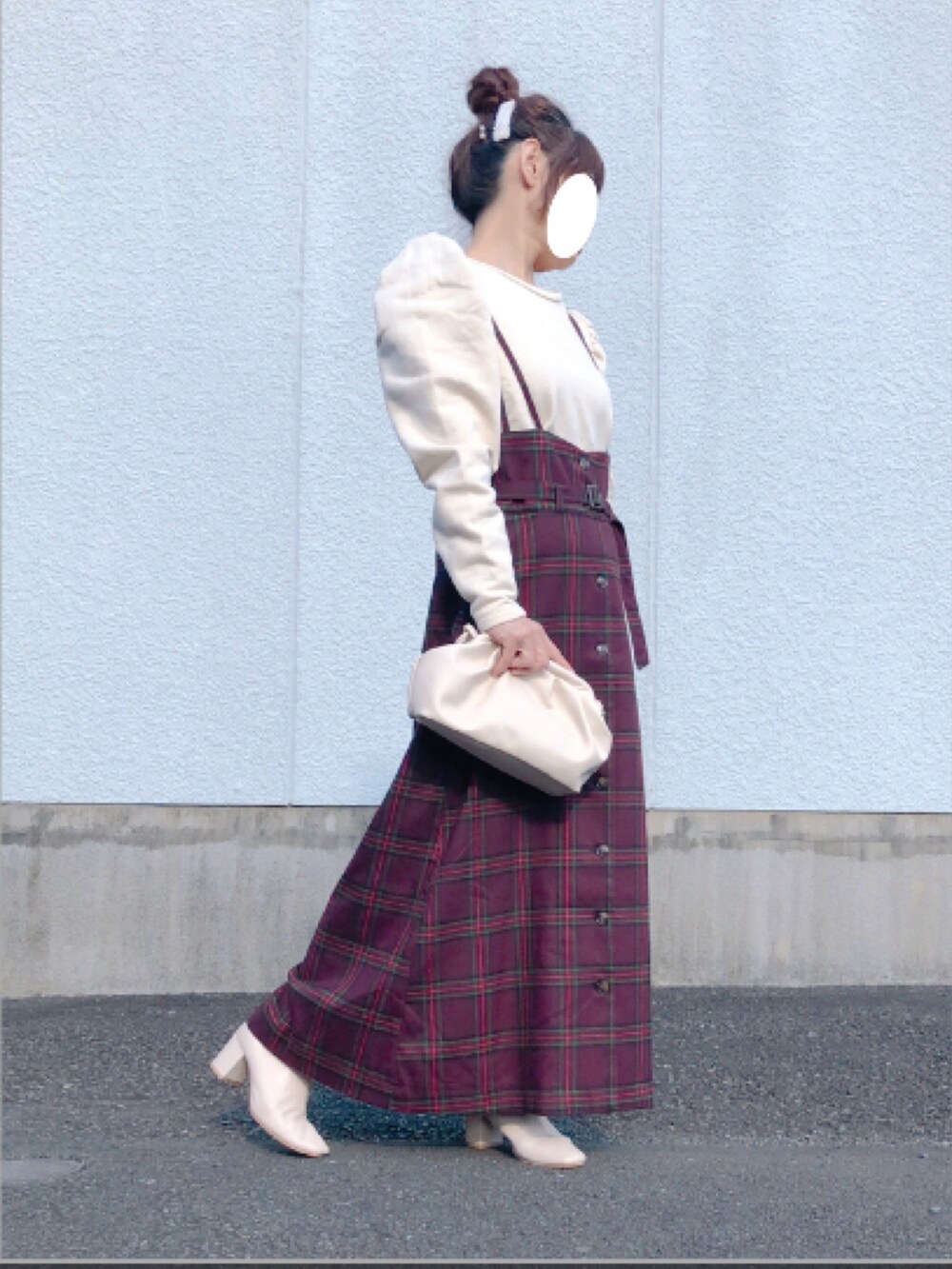 ホワイト系のTシャツ/カットソー、レッド系のジャンパースカート、ベージュ系のブーツを着用したレディースの秋コーディネートの2枚目の写真