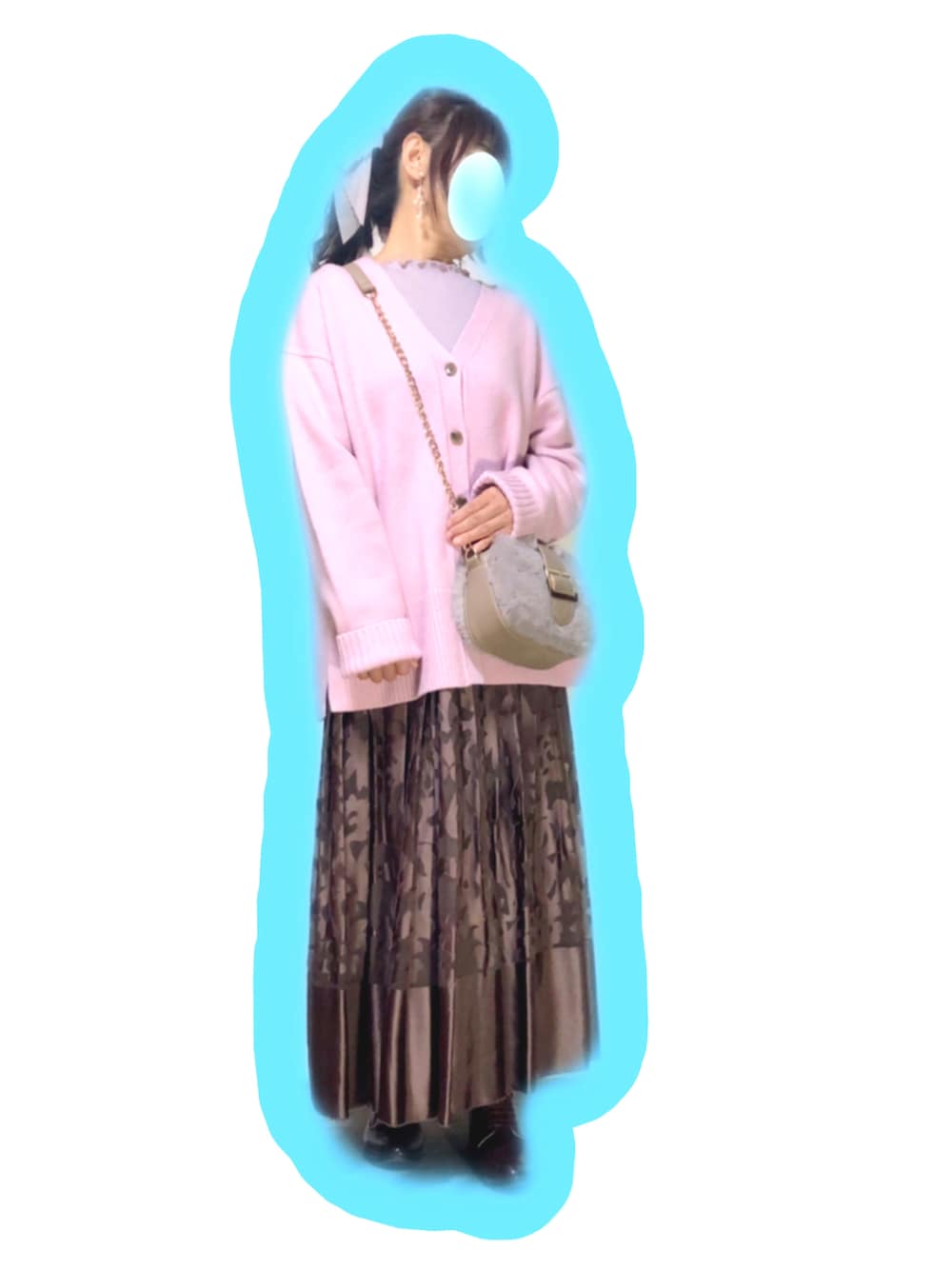 ピンク系のカーディガン/ボレロ、パープル系のTシャツ/カットソー、ブラウン系のスカートを着用したレディースの冬コーディネートの2枚目の写真