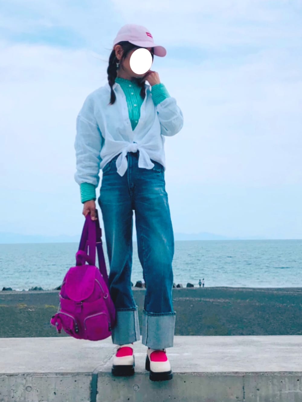 「カジュアル、デニムコーデ、シャツonシャツ、レイヤード、キャップ女子、フリルカラーシャツ、リネンシャツ、ロールアップデニム、カラーソックス、ストラップシューズ、キプリング、低身長、好きな服を好きなように着る🐷💕、海」|「Levi'sのアイテム(キャップ、ピンク系)」を使った、kaop🐣さん(レディース・150cm)の春コーディネートの2枚目の写真