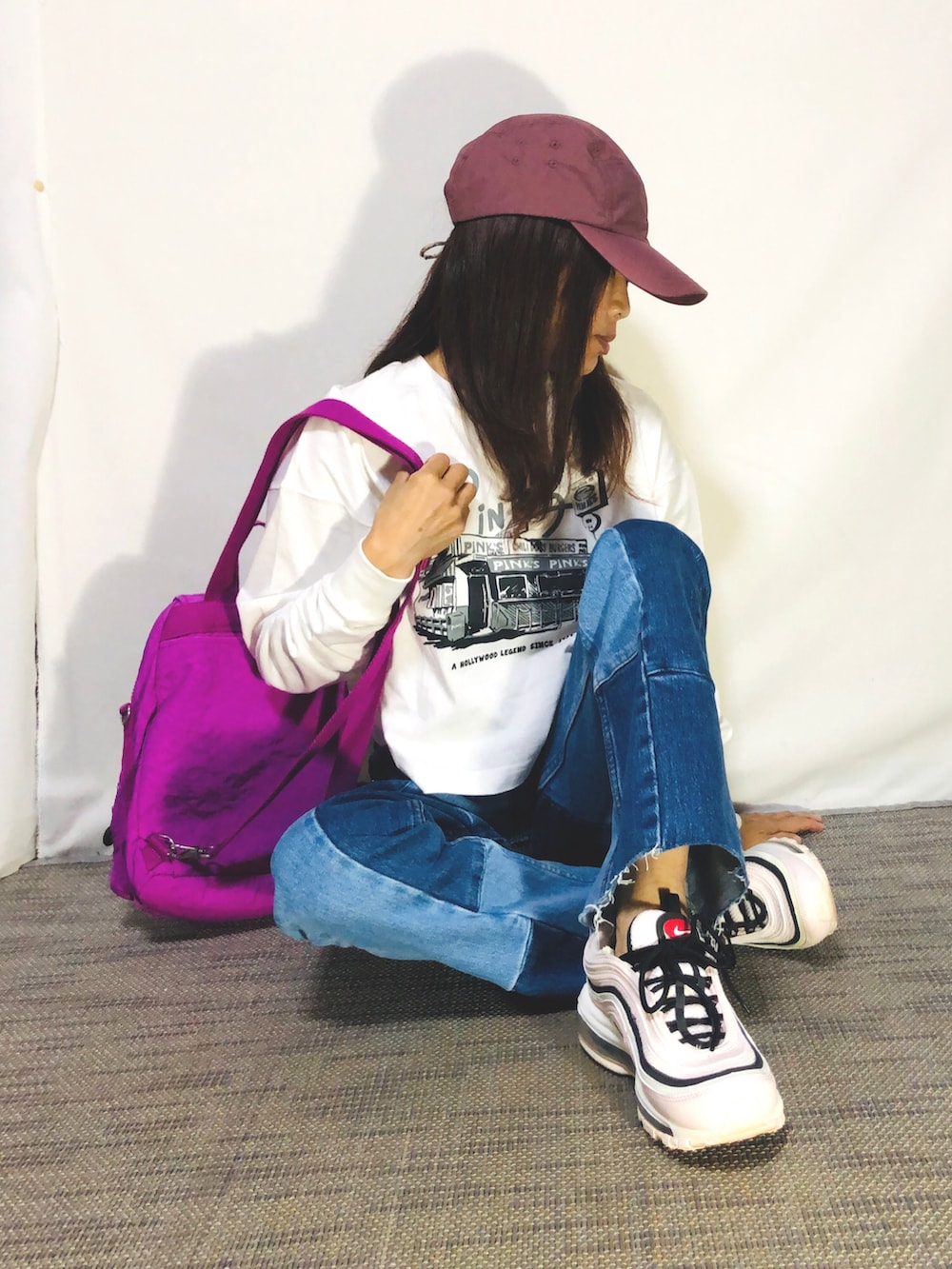 「秋のコーデ、カジュアル、シンプル、デニムスタイル、メンズライク女子、ZARA、パッチワークデニム、ショート丈トップス、ロンT、エアマックス97、スニーカー、kipling、リュック、キャップ、低身長」｜「ZARAのセカストで550円（キャップ、パープル系）」を使った、kaop🐣さん（レディース・150cm）の秋コーディネートの3枚目の写真