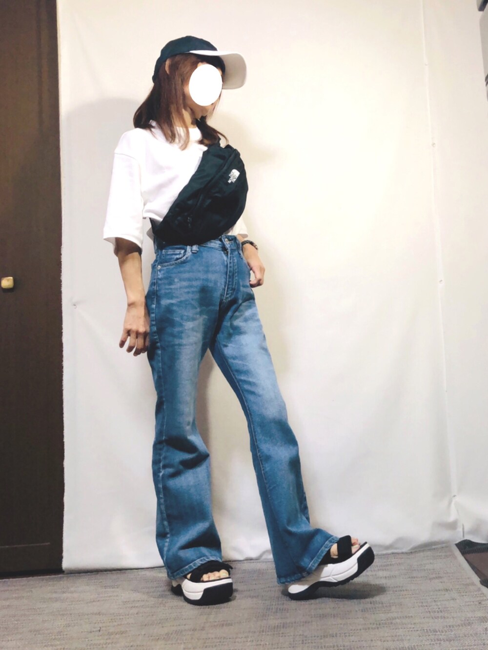 「夏のTシャツフェス、夏だ！Tシャツ着よう！、王道スタイル、デニムコーデ、シンプル、カジュアル、白Tシャツ、フレアデニム、THE NORTH FACE、ウエストポーチ斜め掛け、厚底サンダル、スポーツサンダル、キャップ、NEW ERA、低身長」｜「NEW ERAのアイテム（キャップ、その他）」を使った、kaop🐣さん（レディース・150cm）の夏コーディネートの2枚目の写真