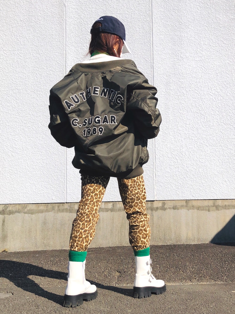 グリーン系のMA-1、ホワイト系のTシャツ/カットソー、グリーン系のTシャツ/カットソーを着用したレディースの冬コーディネートの4枚目の写真