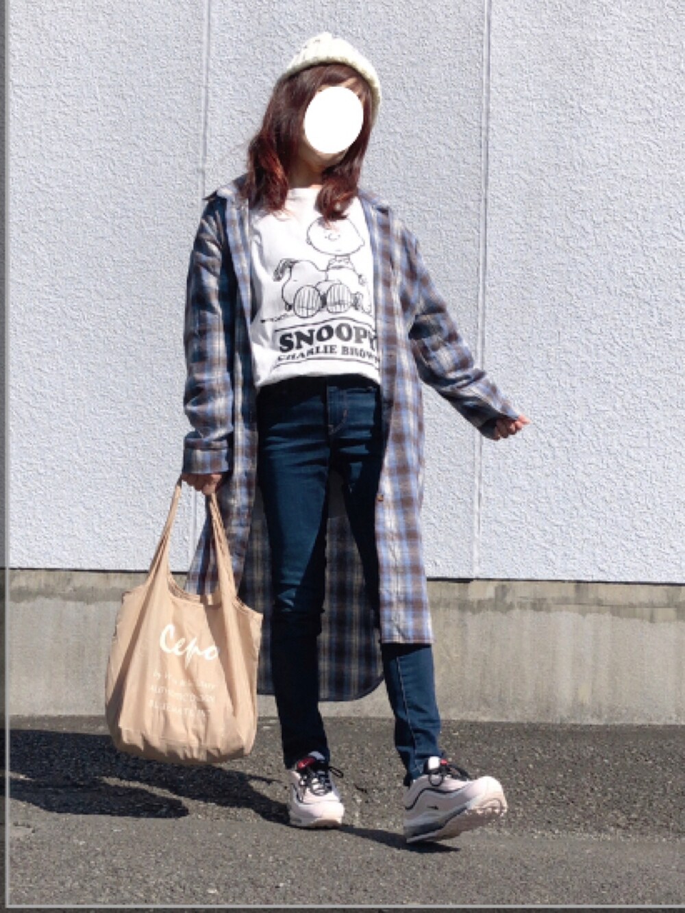 ブルー系のシャツ/ブラウス、ホワイト系のTシャツ/カットソー、ブルー系のデニムパンツを着用したレディースの秋コーディネートの2枚目の写真