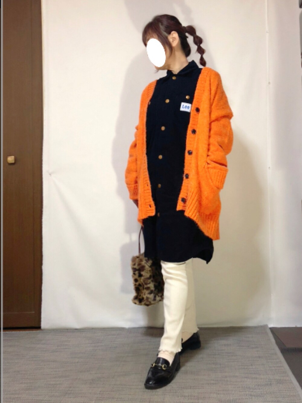 「ビッグシルエット、カジュアル、シンプル、レオパード柄、リブパンツ、ローファー、冬コーデ、ファーバッグ、巾着バッグ、低身長、コーデュロイワンピ、おしゃれさんと繋がりたい、ビッグカーディガン、たまねぎヘアー、Lee」｜「Auntie Rosa Holidayのローゲージカラーニットカーディガン（カーディガン/ボレロ、オレンジ系）」を使った、kaop🐣さん（レディース・150cm）の冬コーディネートの2枚目の写真