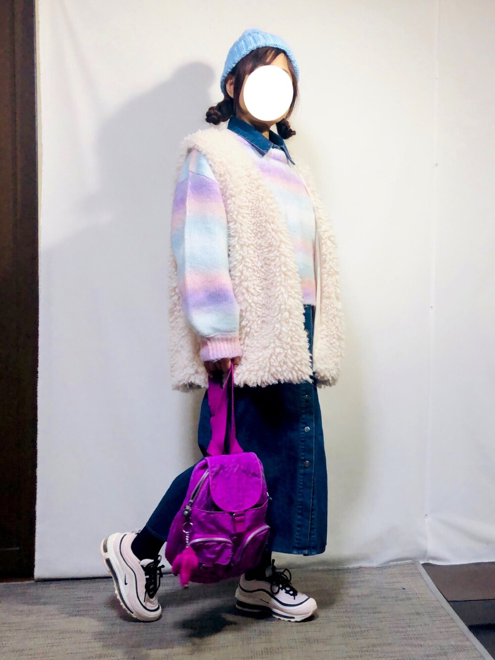 「冬コーデ、オトナカジュアル、オトナガーリー、レイヤード、デニムワンピース、グラデーションニット、ファーベスト、エアマックス97、ニット帽、キプリング、低身長、好きな服を好きなように着る🐷💕、好きな服を着隊」｜「no brandのアイテム（ニットキャップ/ビーニー、ブルー系）」を使った、kaop🐣さん（レディース・150cm）の冬コーディネートの3枚目の写真