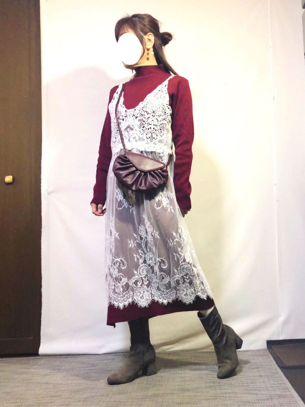 レッド系のワンピース、グレー系のブーツ、ブラウン系のショルダーバッグを着用したレディースの春コーディネートの3枚目の写真