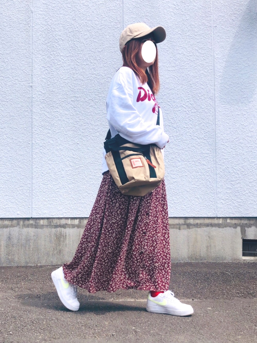 「春コーデ、カジュアルガーリー、レイヤード、シンプル、Dickies、キャップ、スウェット、花柄ワンピース、赤い靴下、エアフォースワン、2WAYバッグ、低身長、好きな服を好きなように着る🐷💕、断捨離」|「DickiesのDickies ディッキーズ キャップ(キャップ、ベージュ系)」を使った、kaop🐣さん(レディース・150cm)の春コーディネートの2枚目の写真