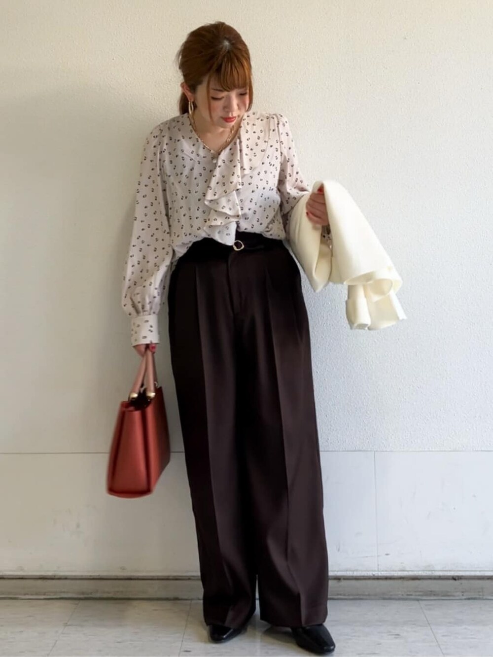 ホワイト系のカーディガン/ボレロ、ベージュ系のシャツ/ブラウス、ブラウン系のその他パンツを着用したレディースの秋コーディネートの8枚目の写真