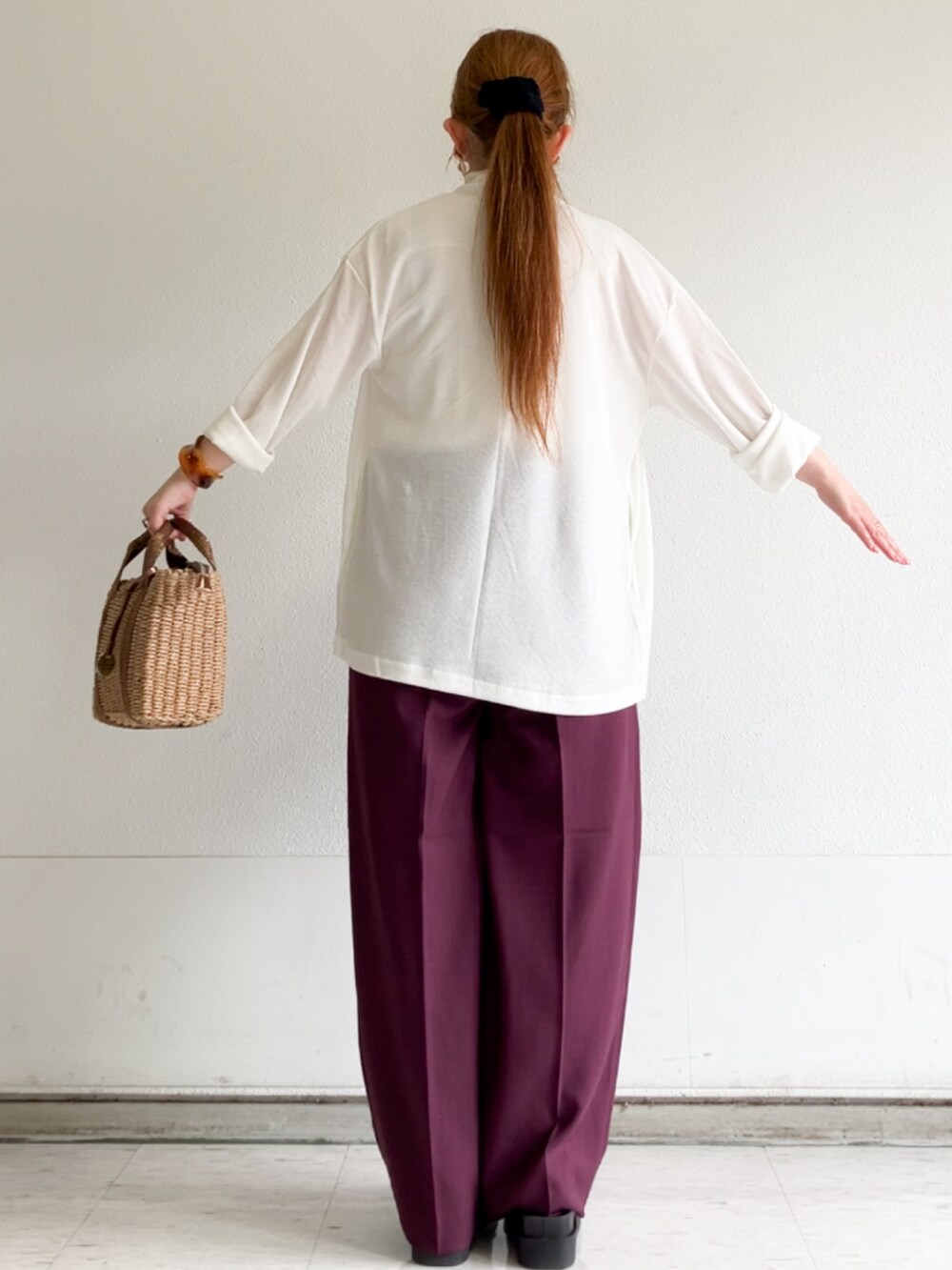 ホワイト系のシャツ/ブラウス、レッド系のその他パンツ、ブラウン系のトートバッグを着用したレディースの夏コーディネートの8枚目の写真