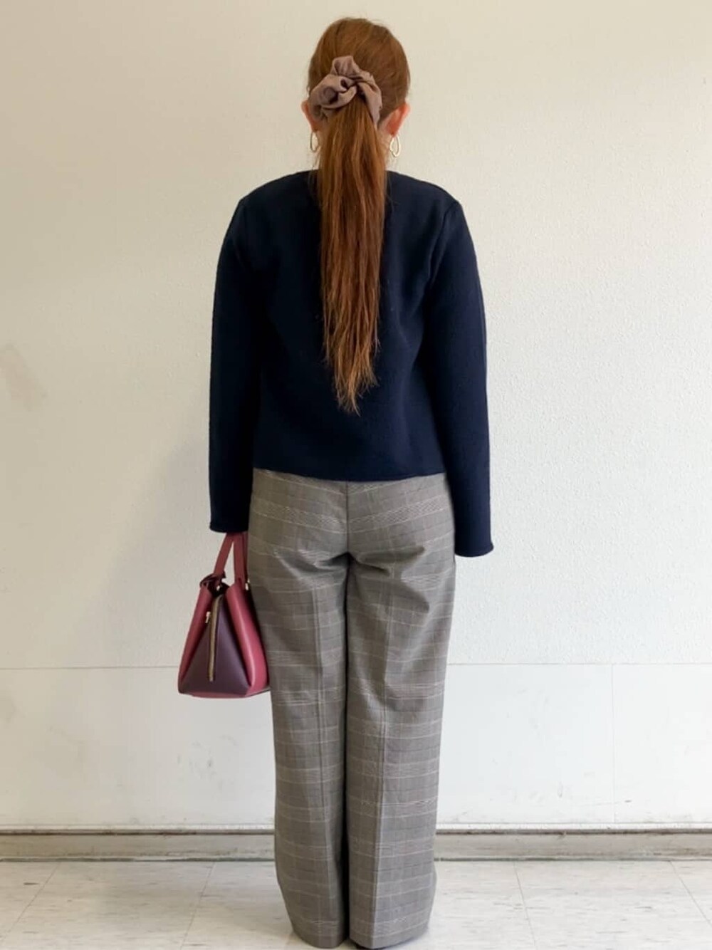 ブルー系のブルゾン、ホワイト系のニット/セーター、ブラウン系のその他パンツを着用したレディースの秋コーディネートの7枚目の写真