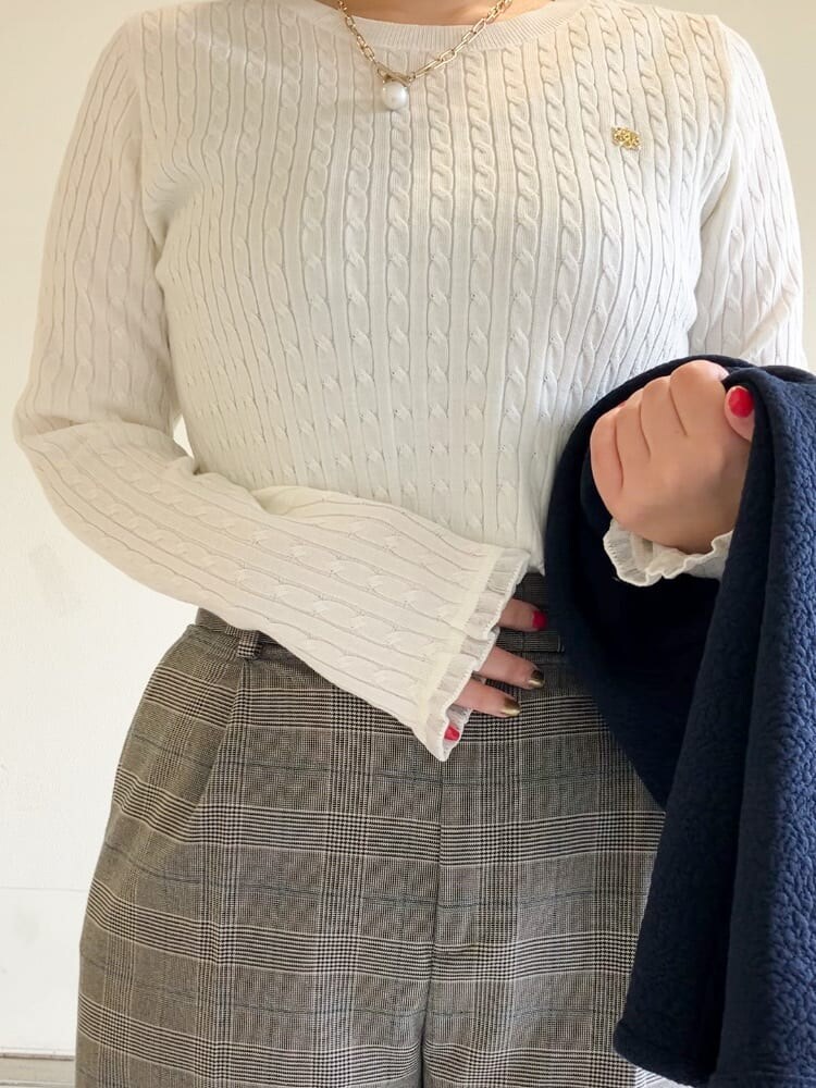ブルー系のブルゾン、ホワイト系のニット/セーター、ブラウン系のその他パンツを着用したレディースの秋コーディネートの10枚目の写真