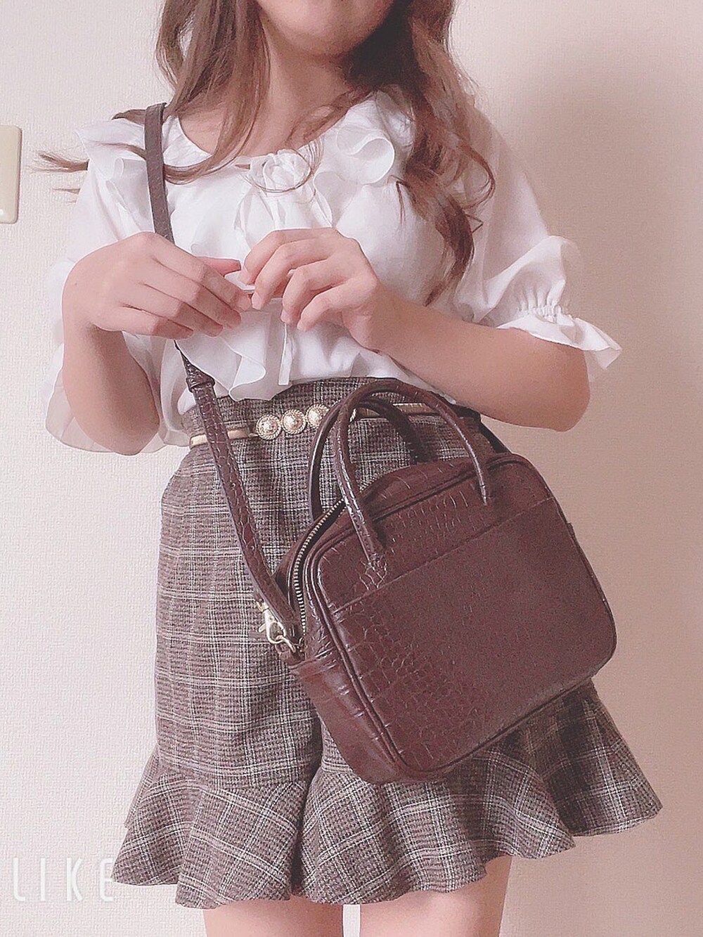 ブラック系のその他パンツ、ホワイト系のトップスを着用したレディースの夏コーディネートの3枚目の写真