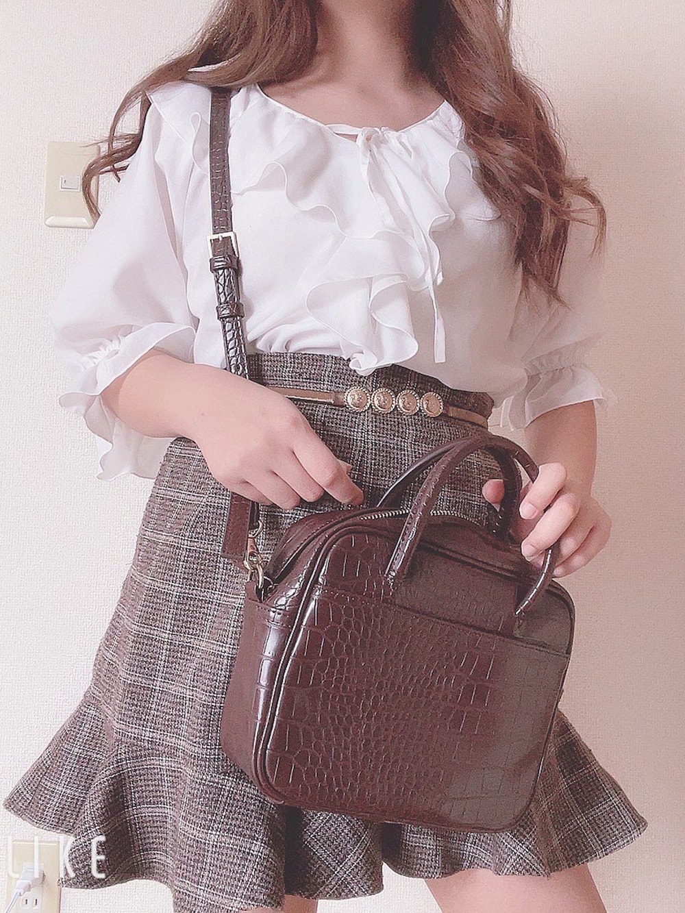 ブラック系のその他パンツ、ホワイト系のトップスを着用したレディースの夏コーディネートの2枚目の写真